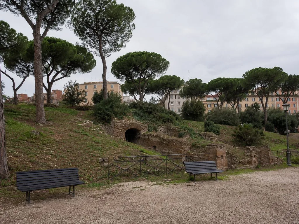 El Parco del Colle Oppio sobre la Domus Aurea, frente al Coliseo