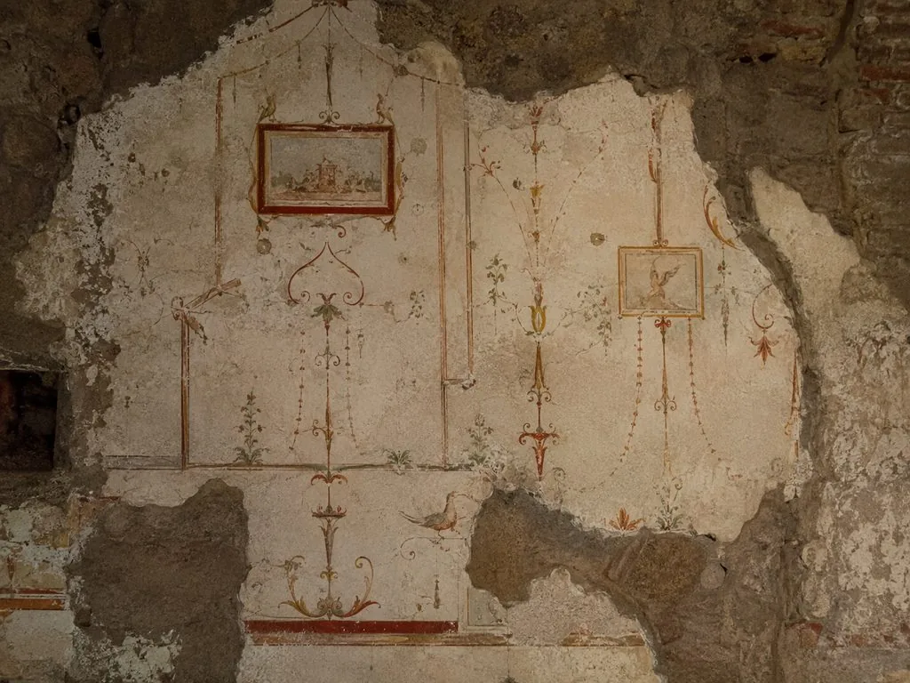 Fragmentos de frescos en una bóveda de la Domus Aurea, con candelabros y motivos florales