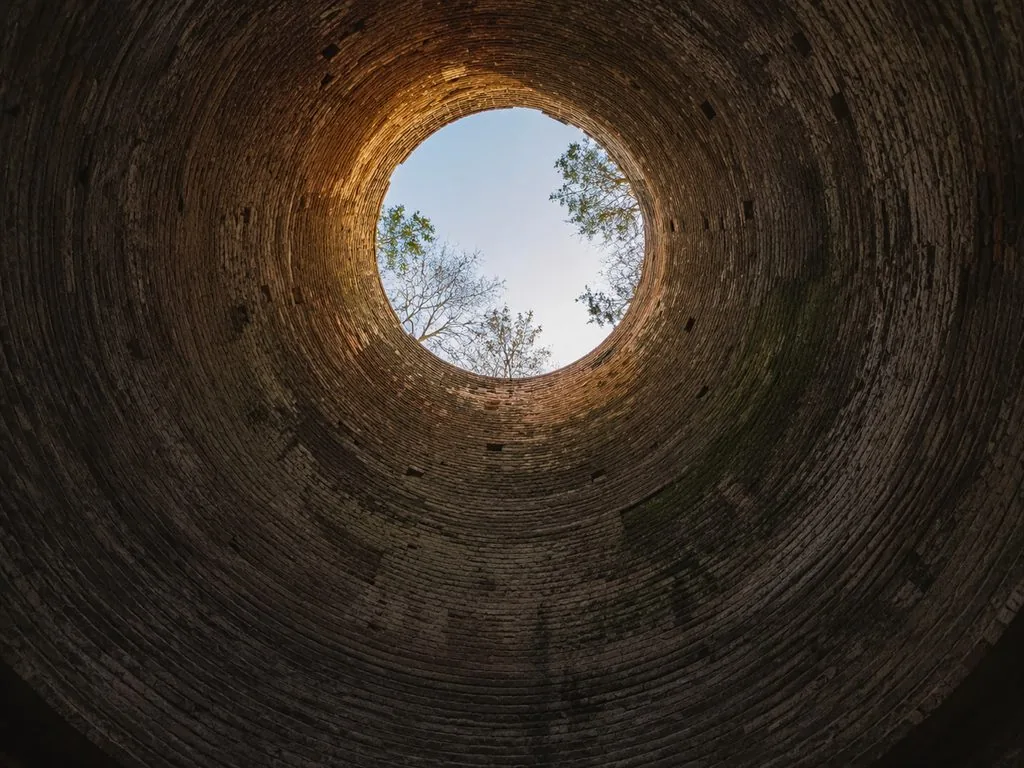 La sala ottagona abovedada de la Domus Aurea y su oculo central