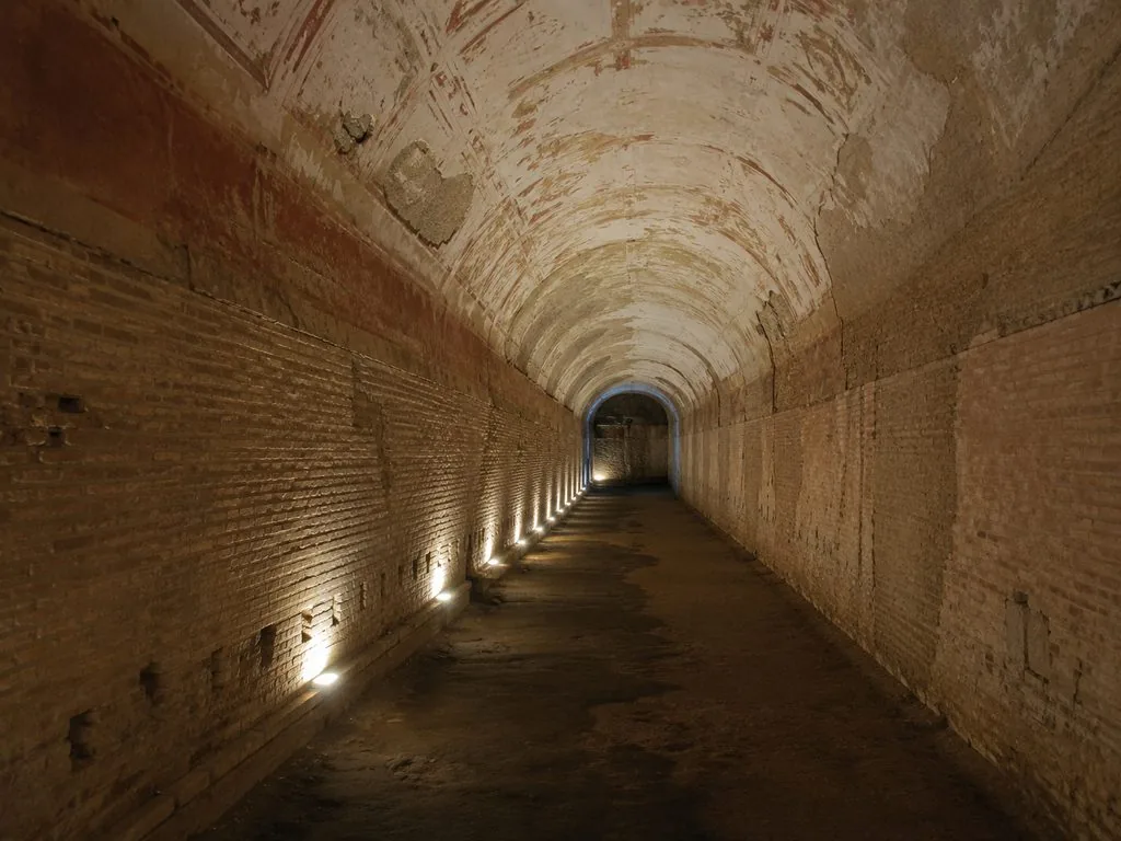Un corredor abovedado de ladrillo visto y hormigón en el interior de la Domus Aurea